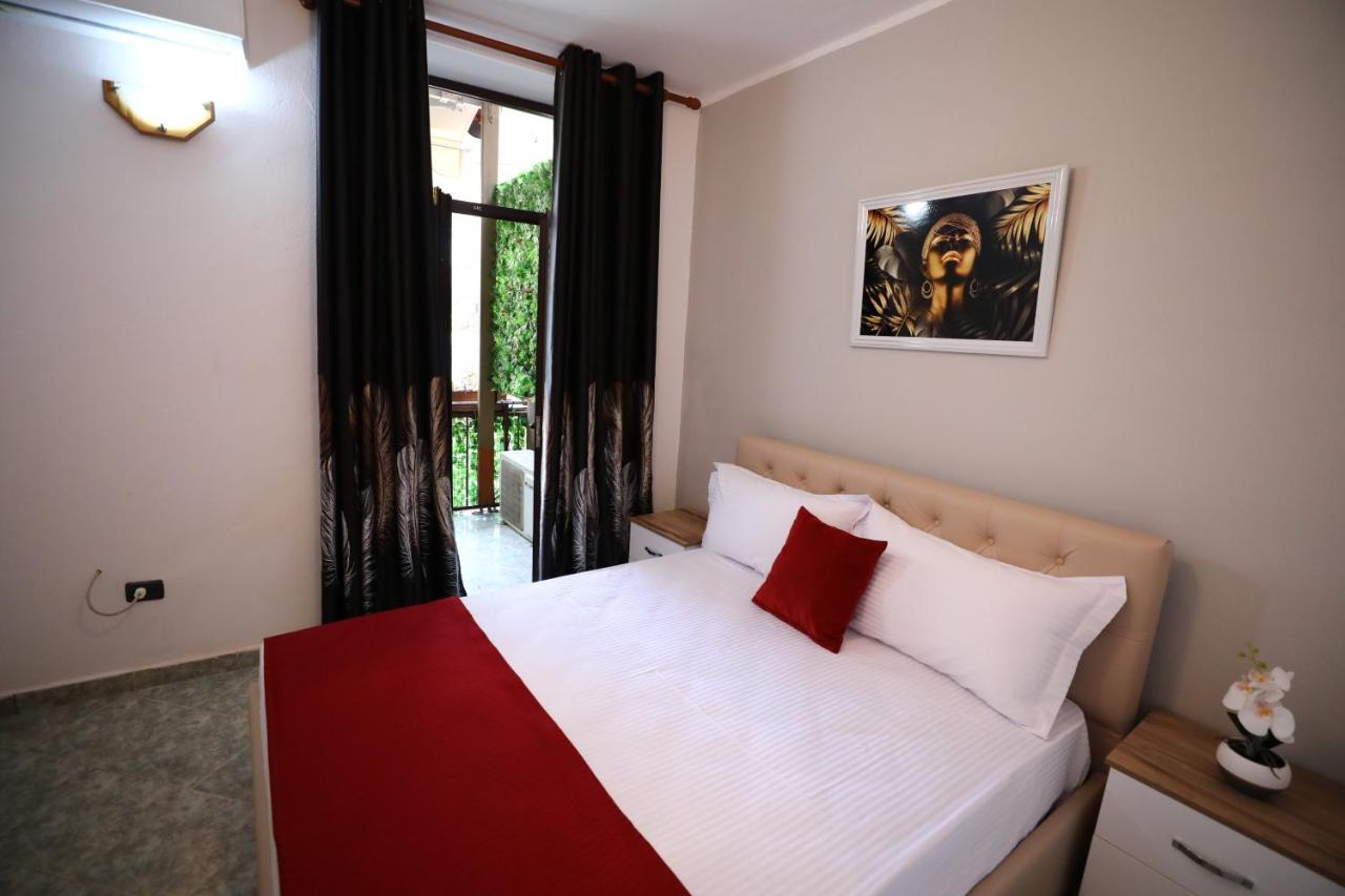 טיראנה Little Corner Hostel מראה חיצוני תמונה